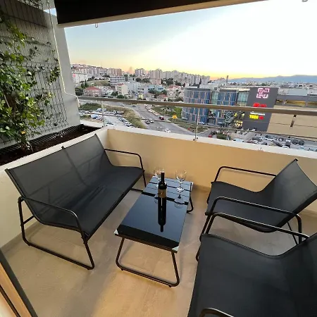 Addenda With Free Garage Parking * Split